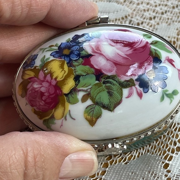 Mini porcelain box w/hinged lid, vintage - Picture 13 of 16